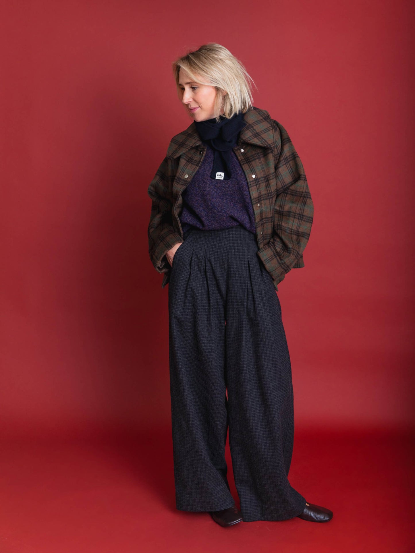 white woman wearing a skinny wool colour block scarf in dark navy. Graham St. Photograph by Alex Mooney